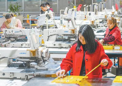 坚守岗位作贡献  凝心聚力共奋进（锦绣中国年）
