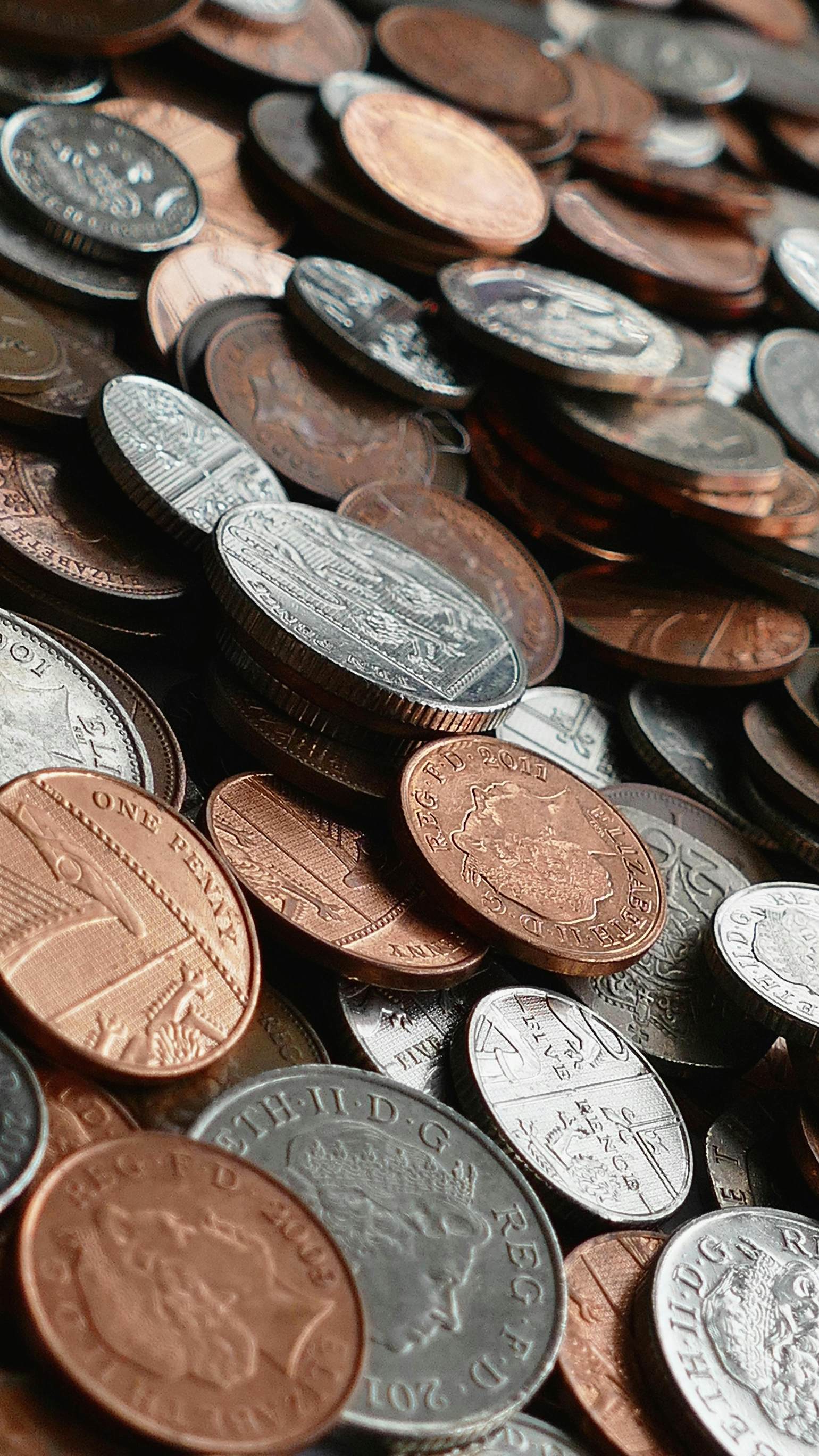 如何分析金属市场的趋向图？这种分析方法有哪些技术和市场指标？