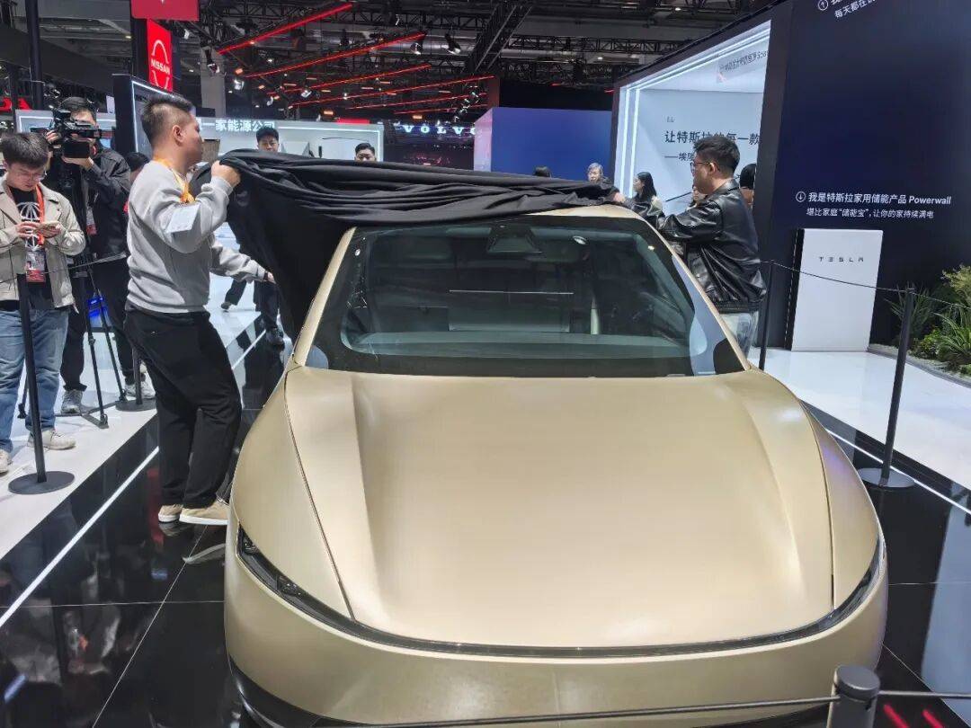 特斯拉无人驾驶电动车亮相！实探进博会上的“黑科技”“洋特产”丨聚焦第八届进博会