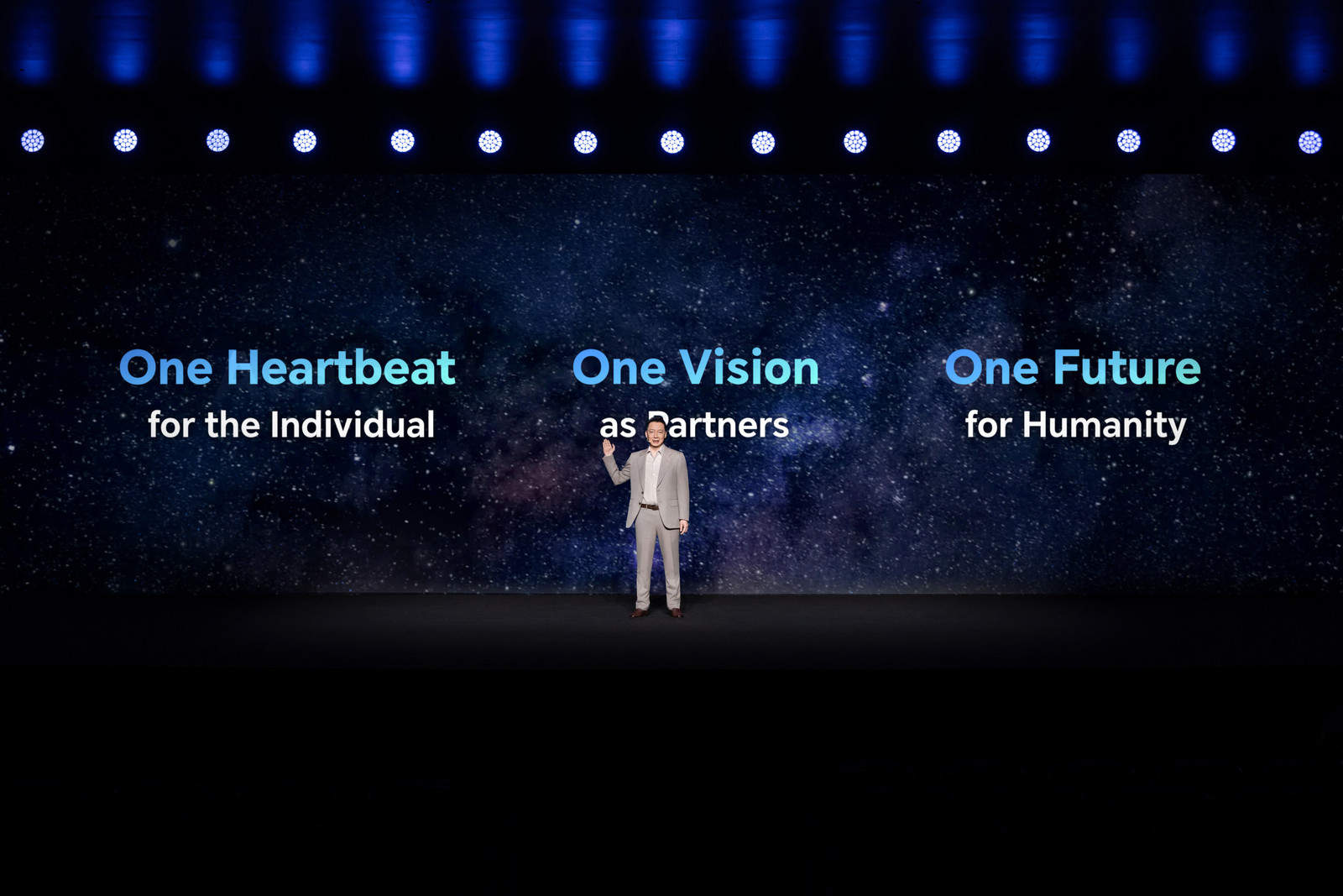 荣耀提出AHI理念 CEO李健：让AI既有IQ又有EQ